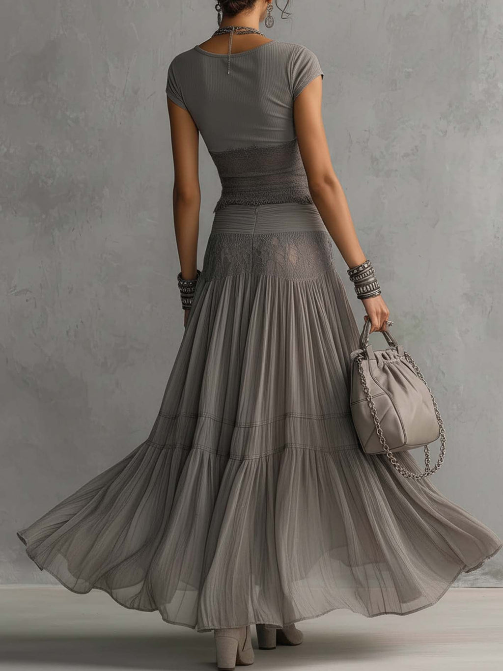 Alba™ | Completo grigio con top in pizzo e gonna lunga a pieghe