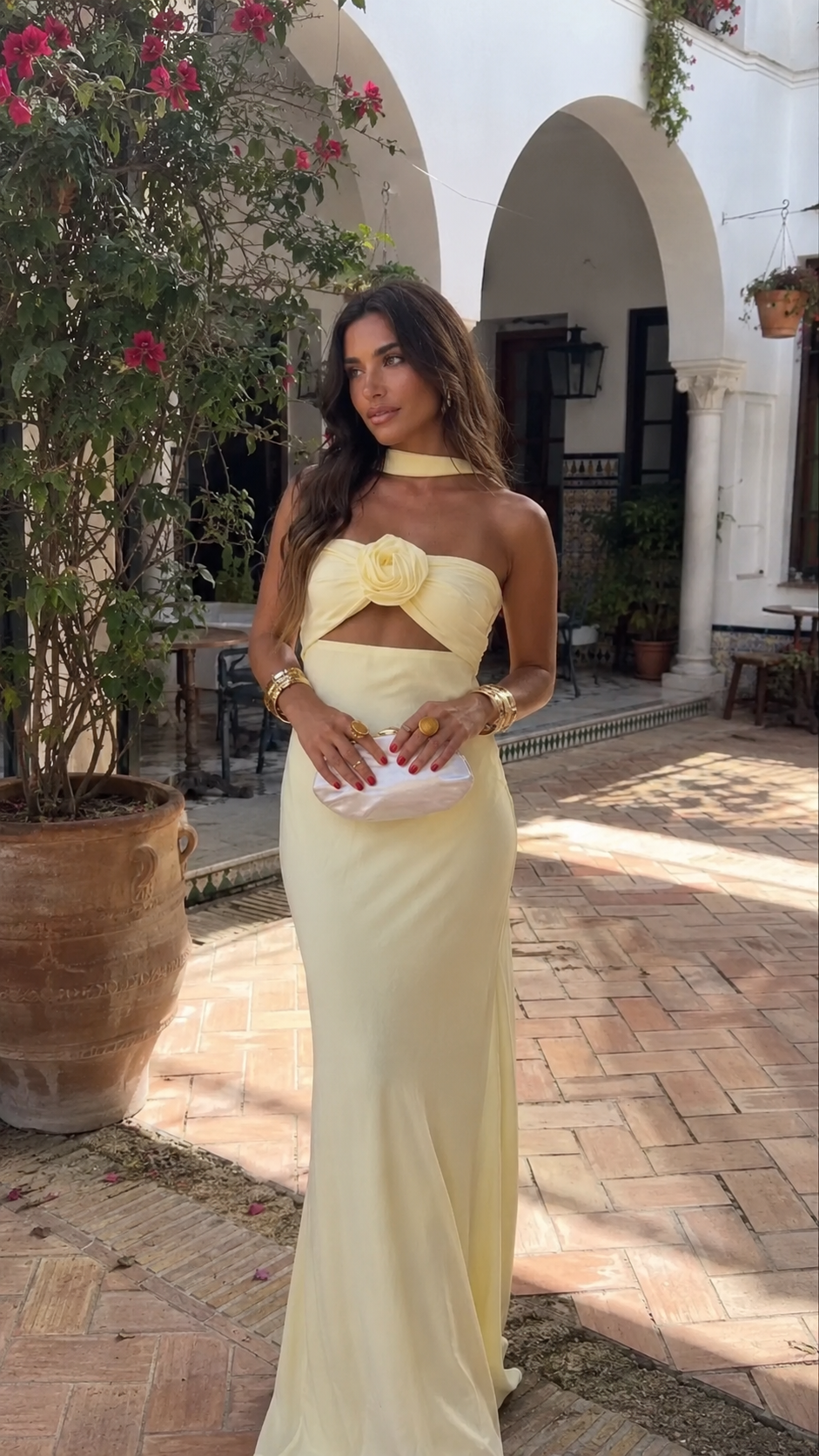 Vestito giallo pastello con stampa floreale