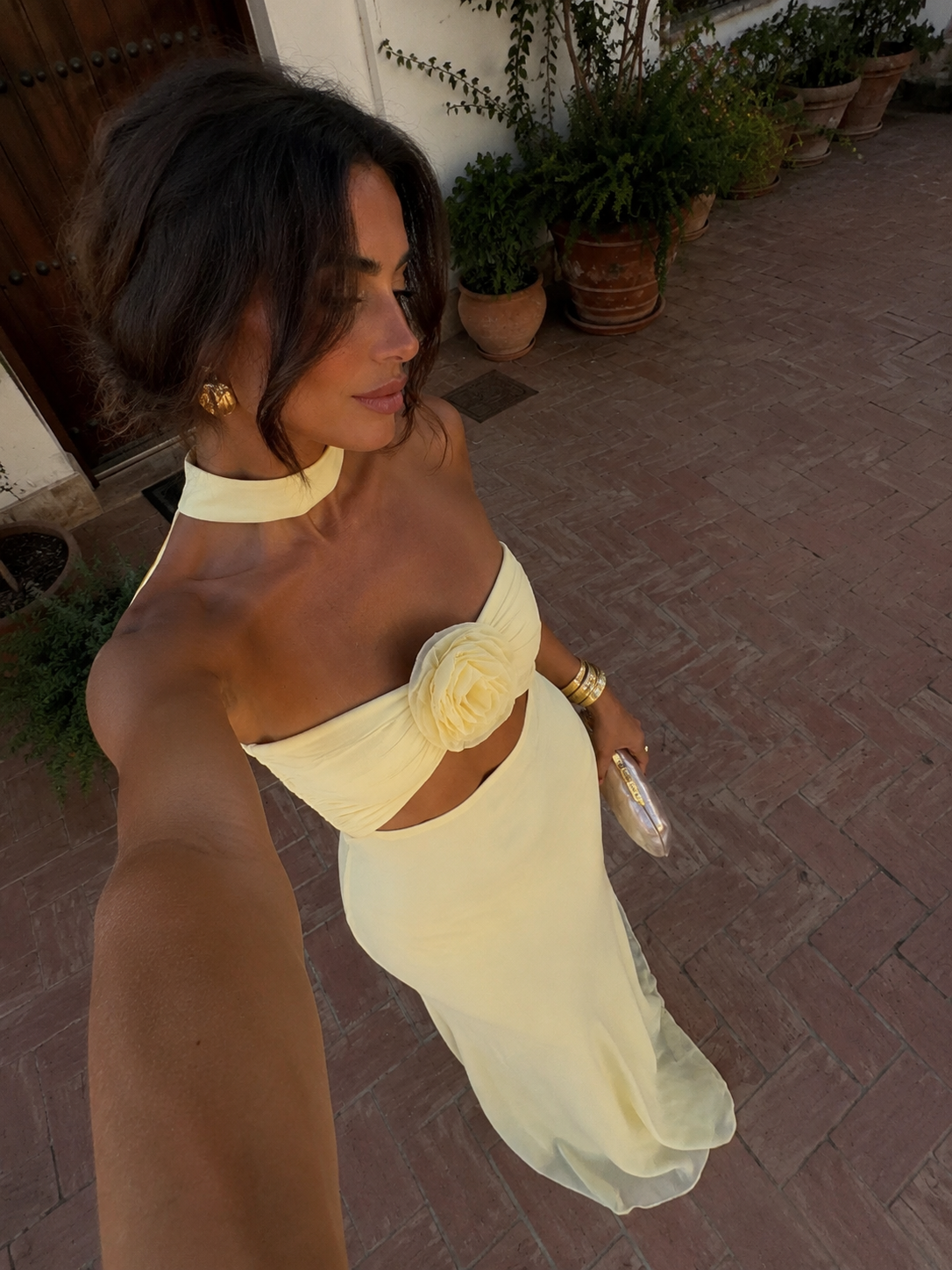 Vestito giallo pastello con stampa floreale