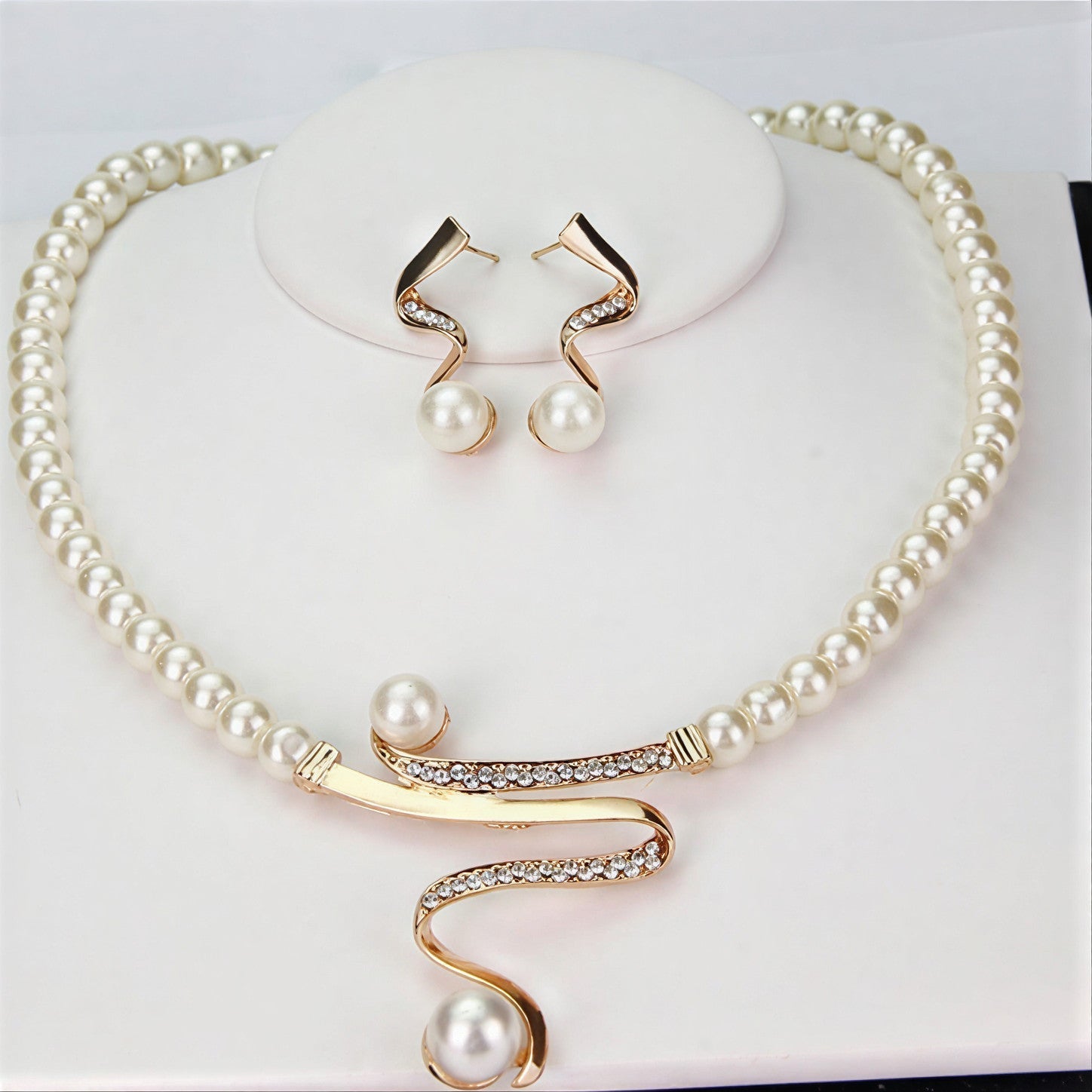 Elegante parure di collana e bracciale di perle naturali