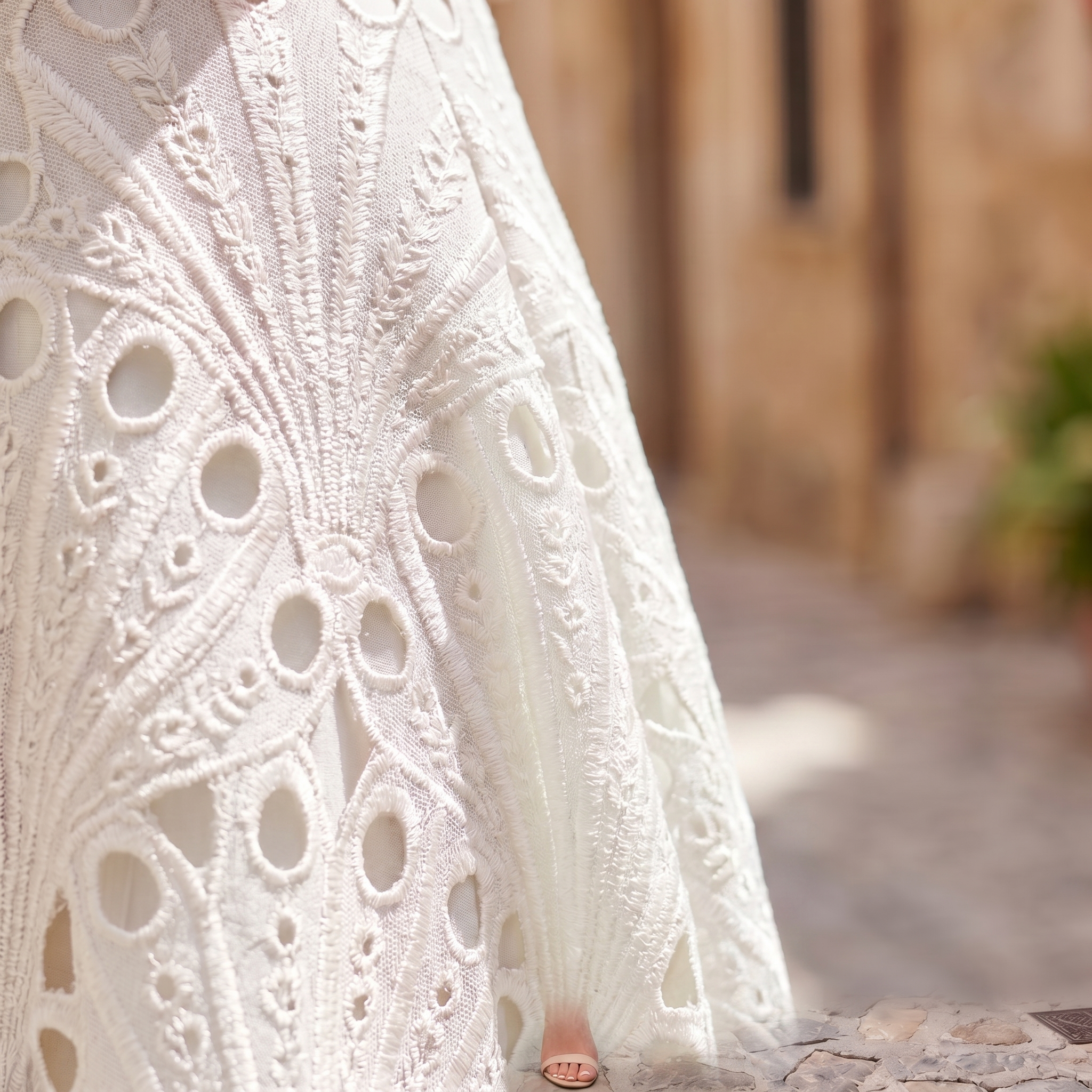 Charlisse – Sofisticato abito midi a collo alto in pizzo